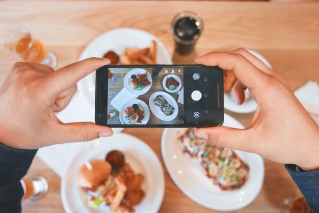 7 Secret Tips To Ace Your Restaurant Social Media Marketing Efforts