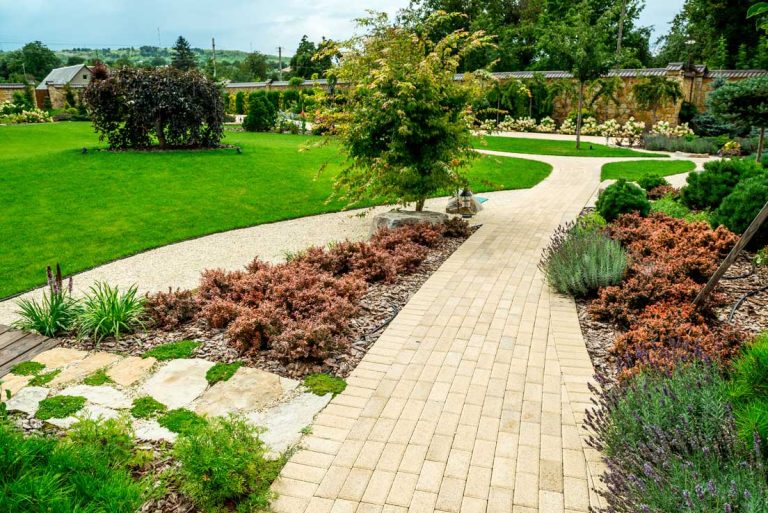 Landscaping Tips For Top Handyman Projects: A blog on tips and tricks of landscaping.