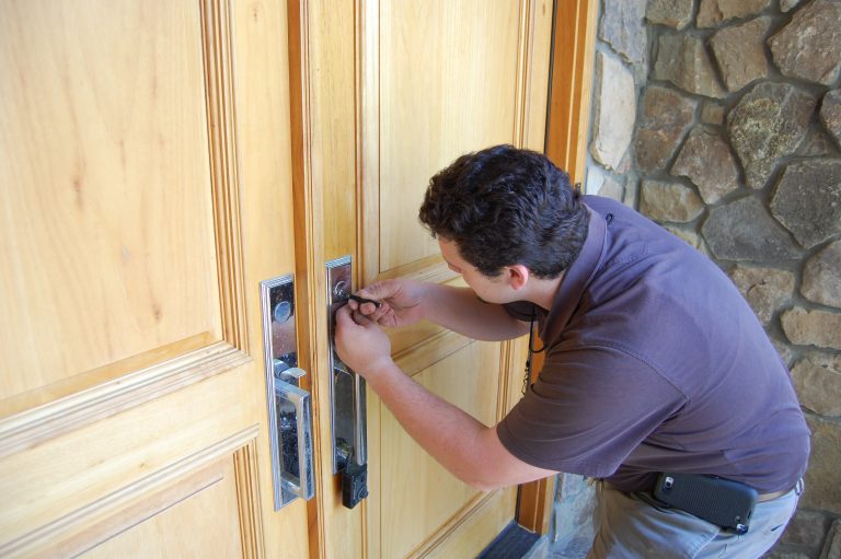 Why You Should Use a Commercial Locksmith Service